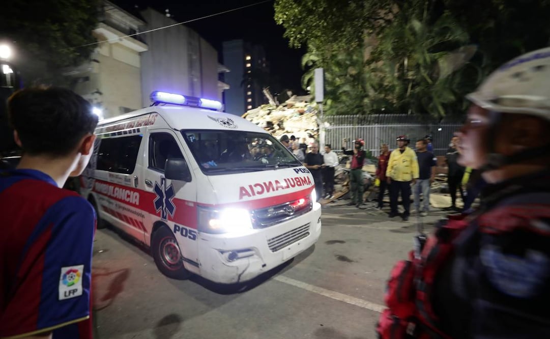 Ambulancia transporta a una persona rescatada este miércoles, luego de dos fuertes terremotos que sacudieron el Caribe venezolano en Caracas. (24/06/26) Foto: EFE