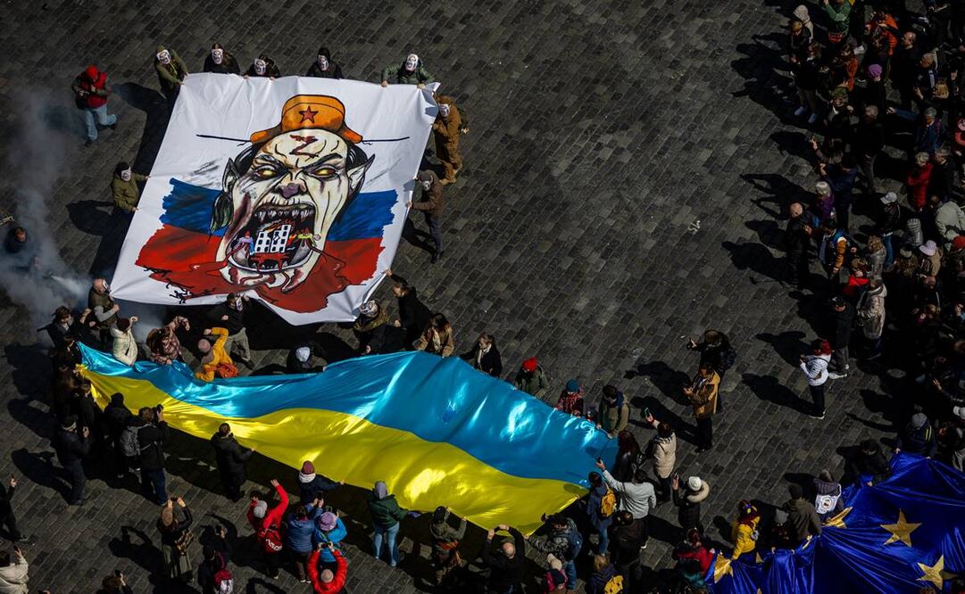Protestantes asiste a un flashmob en apoyo del plan de financiación de Estonia para Ucrania, en la Plaza de la Ciudad Vieja de Praga. FOTO: EFE