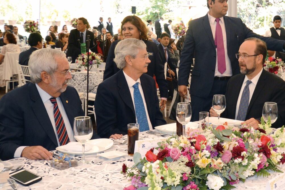 En una reunión con la Asociación Autónoma del Personal Académico de la UNAM, el rector Enrique Graue (izq.) dijo que las universidades deben recibir apoyo para resolver de forma definitiva las carencias financieras que enfrentan (UNAM)
