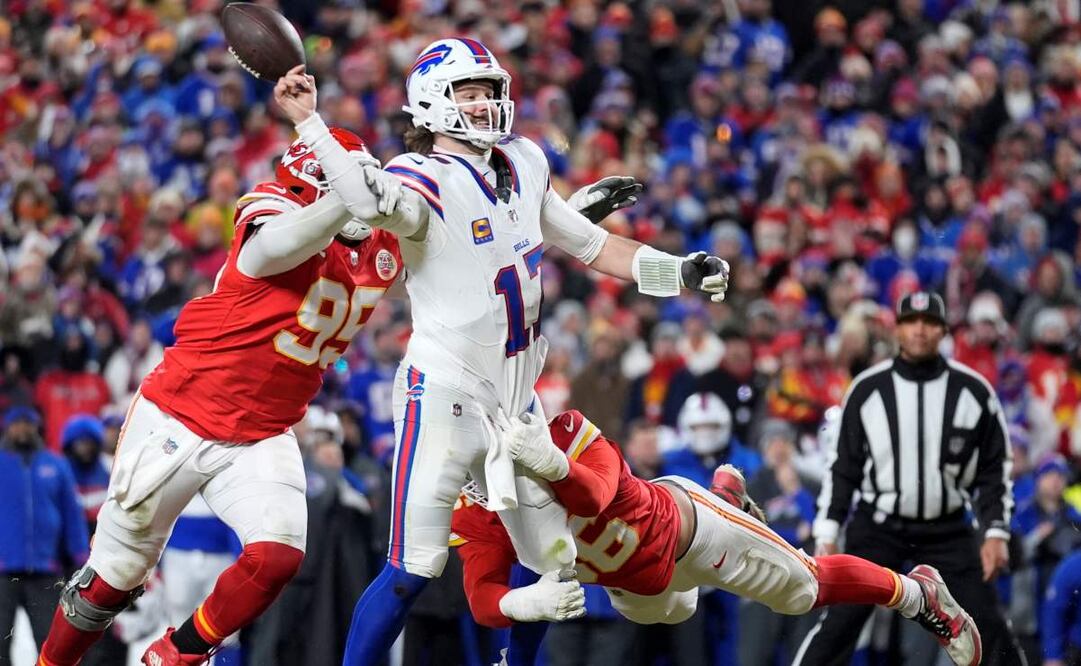 Chris Jones (95), tackle defensivo de los Chiefs de Kansas City, golpea a Josh Allen (17), quarterback de Bills de Buffalo, provocando un balón suelto durante la segunda mitad del Juego de Campeonato de la AFC, el domingo 26 de enero de 2025, en Kansas City, Missouri. Foto: AP