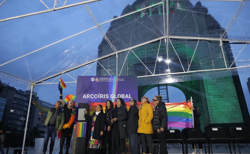 Al encabezar la inauguración de la proyección, la jefa de Gobierno, Clara Brugada, dio a conocer que este espectáculo atravesará el cielo de la CDMX durante 10 días. | Foto: Gabriel Pano.