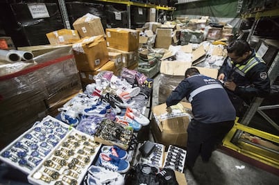 Golpe a piratería en aeropuerto: decomisan toneladas de falsos Nike, Gucci y Rolex
