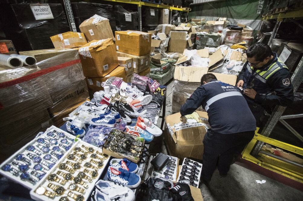 La Administración General de Aduanas del Sistema de Administración Tributaria descubrió en el aeropuerto grandes cantidades de ropa, calzado deportivo, relojes, joyería, bolsas para dama y accesorios para celular, entre otros productos / GERMÁN ESPINOSA. 