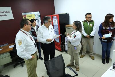 Américo Villarreal recibe a mexicanos repatriados desde EU