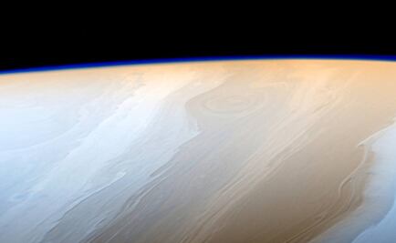 La NASA revela imágenes de nubes onduladas en Saturno