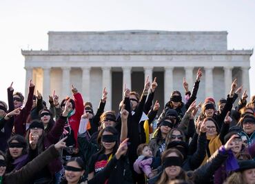 Mujeres cantan "Un violador en tu camino" en Washington con demanda migratoria