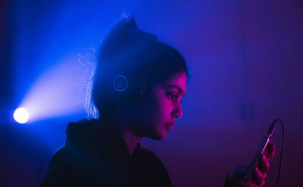 Cuál es el volumen adecuado para escuchar música con audífonos 