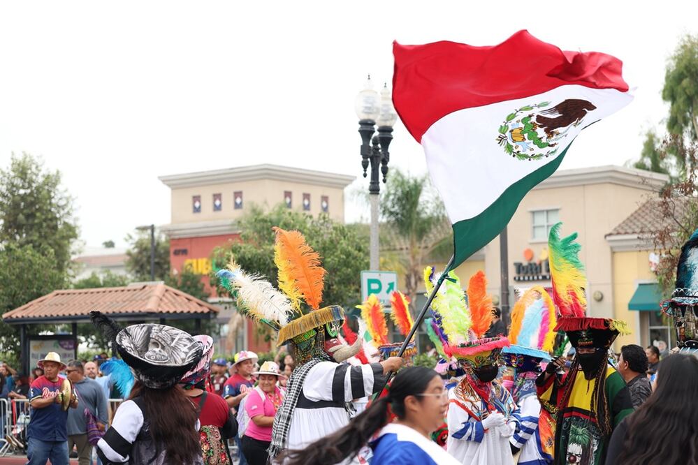 En el este de Los Ángeles se realizó el domingo 14 de septiembre el tradicional desfile por el Día de la Independencia en México, a pesar del miedo a las redadas. Lo encabezó la alcaldesa Karen Bass. FOTO: KAREN BASS