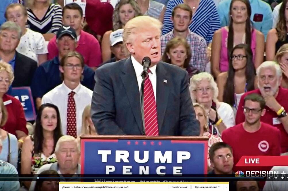 En esta imagen tomada de video, aparece Trump en el evento de ayer en Wilmington, en el momento en que hizo su comentario sobre la Segunda Enmienda, mientras un simpatizante (atrás, de rojo), reacciona (TOMADA DE VIDEO)