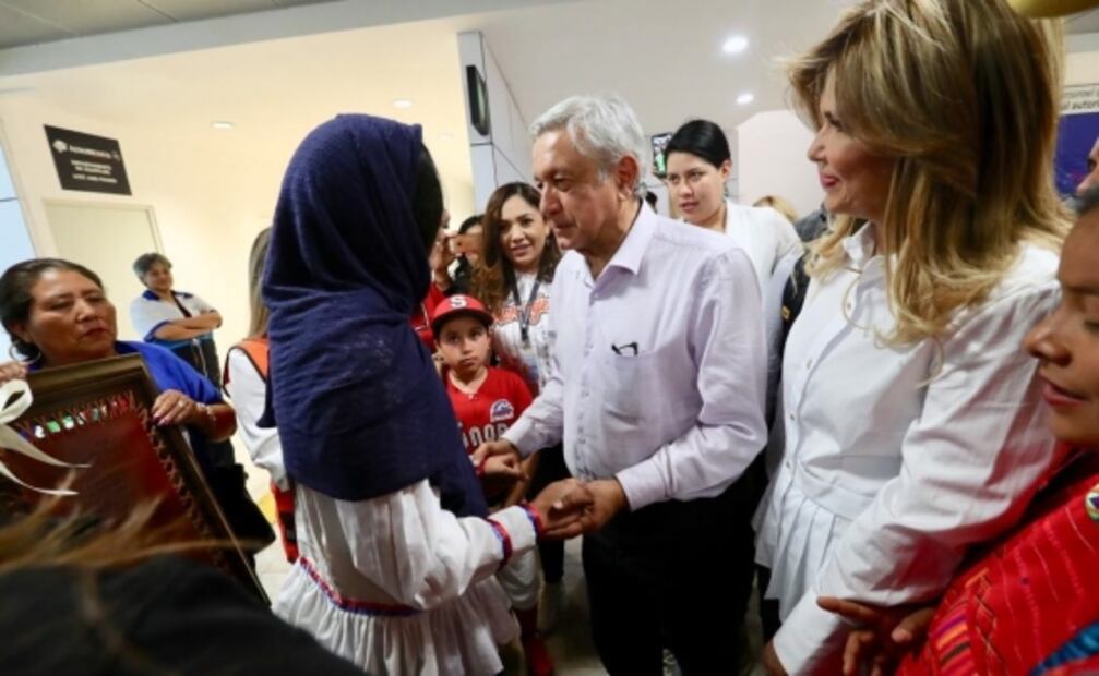 Reciben con bats, cantos y collares de protección a AMLO en Sonora