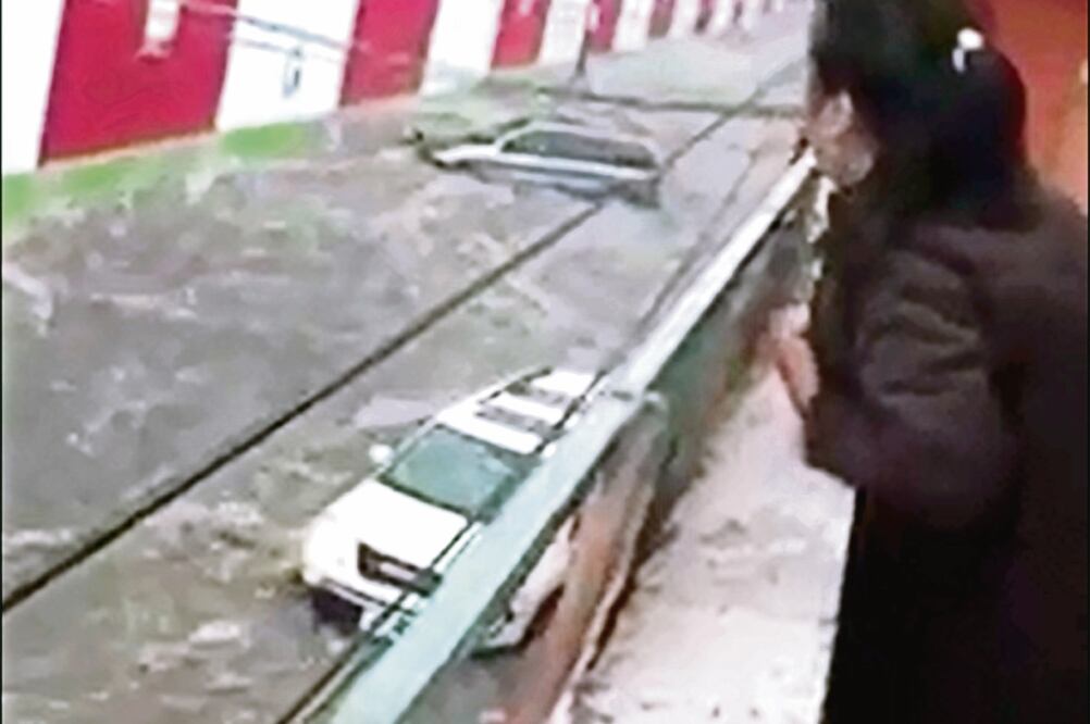 El cauce por las fuertes precipitaciones se formó en calles de la colonia Jorge Jiménez Cantú, en el oriente del municipio (TOMADA DE VIDEO)