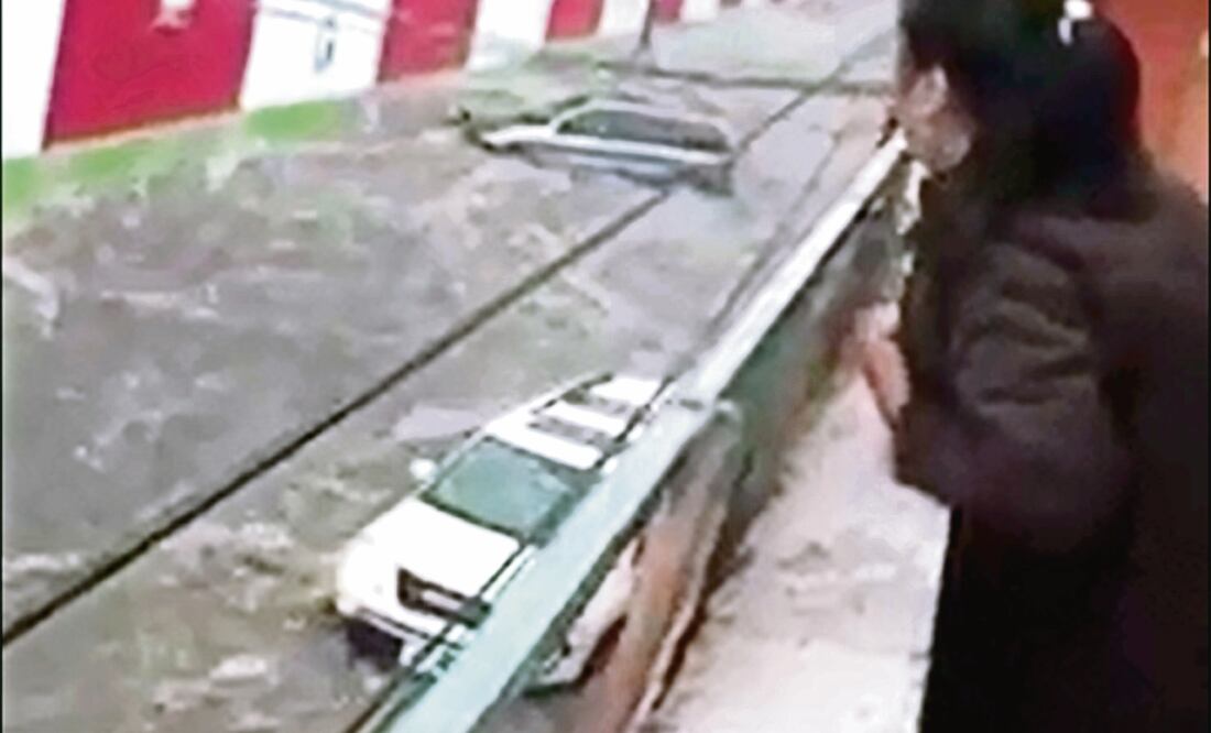 El cauce por las fuertes precipitaciones se formó en calles de la colonia Jorge Jiménez Cantú, en el oriente del municipio (TOMADA DE VIDEO)