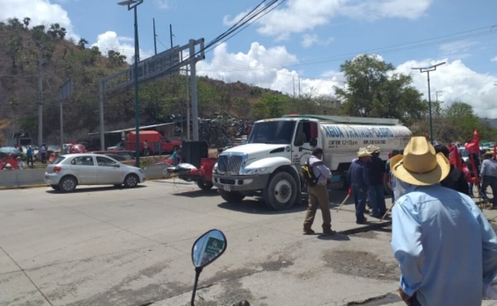 Campesinos bloquean la Autopista del Sol; exigen fertilizante