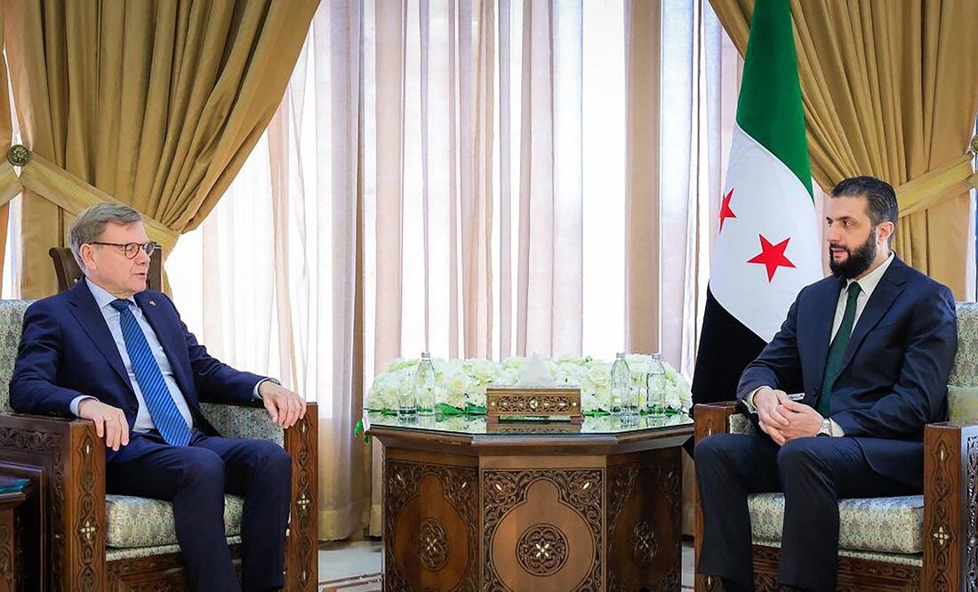 El presidente de Siria, Ahmed al Sharaa (der.), con el ministro de Exteriores de Alemania, Johann Wadephul, en Damasco. FOTO: AFP