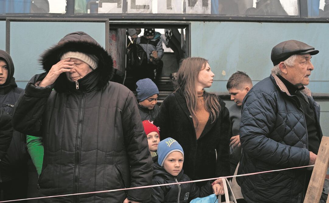 Residentes de Mariupol llegan a un centro para refugiados en Zaporizhia, Ucrania. Foto: LEO CORREA. AP