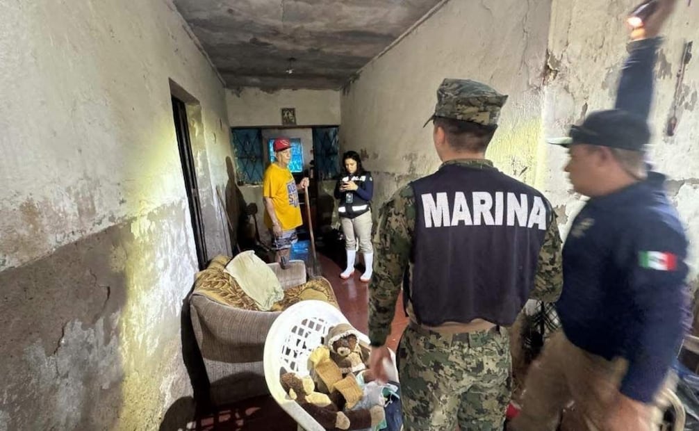 Realizan labores de limpieza en caminos y viviendas de la localidad, así como evacuaciones. 16/09/2026. | Foto: Cortesía de la Armada de México.