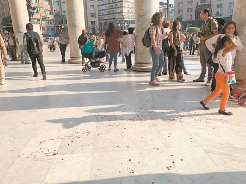 Al grito de “¡maricones no!”, turba entra a Bellas Artes, golpea y amenaza pintura de Zapata feminizado