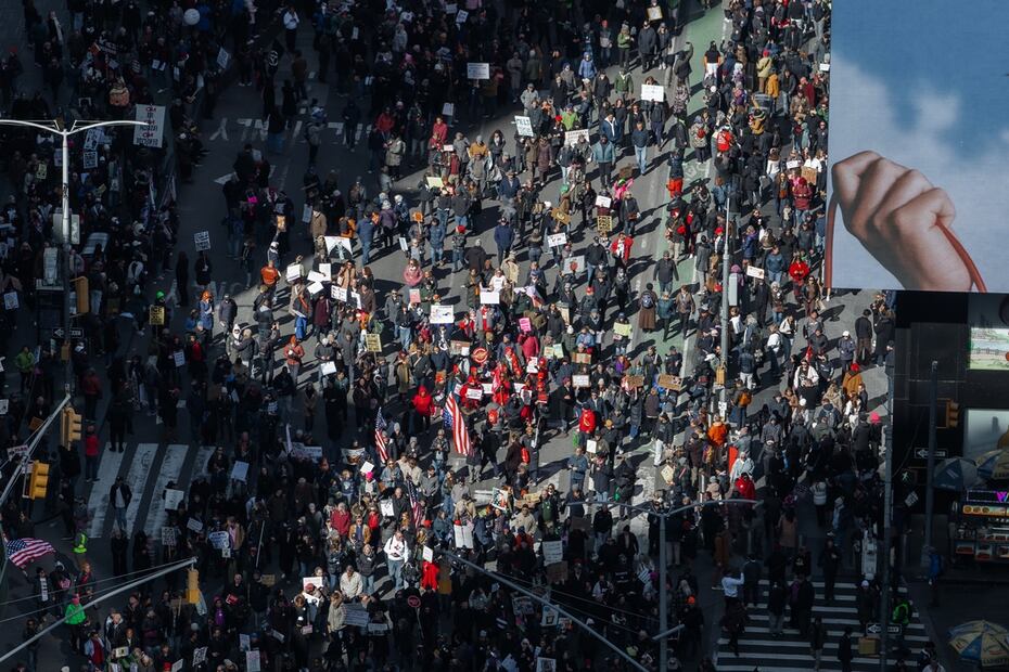 Miles de manifestantes llenan Times Square durante una protesta «No Kings» en Nueva York. Foto: EFE
