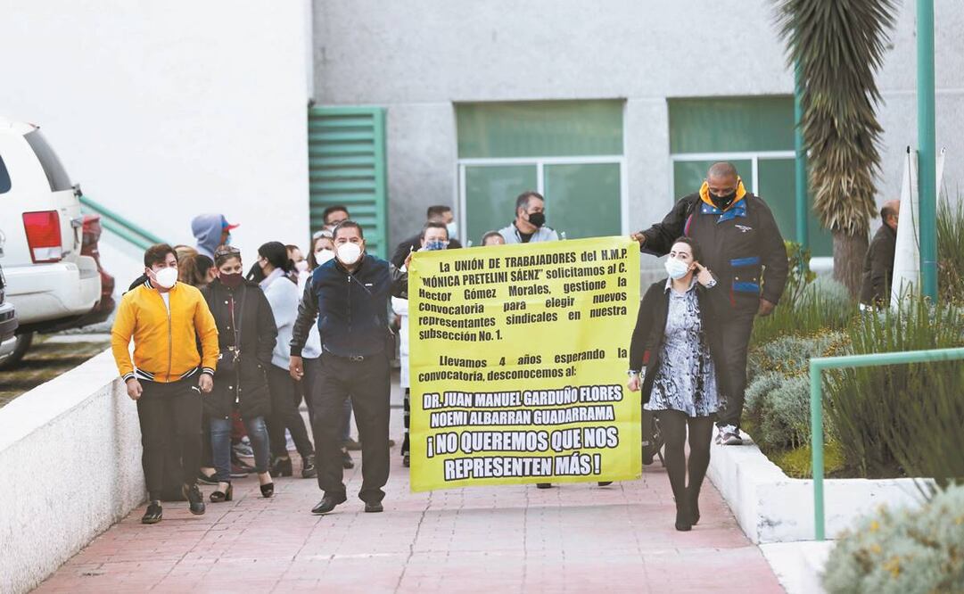 Desde las siete de la mañana, personal protestó afuera del hospital sin que se viera afectada la atención de pacientes. Foto: Jorge Alvarado. EL UNIVERSAL