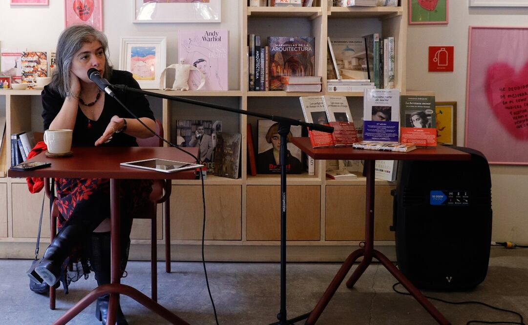 Aspectos del conversatorio de Mariana Enriquez, escritora argentina en la librería la increíble ubicada en Juan de la barrera número 12 en la colonia condesa. Foto: Fernanda Rojas/ EL UNIVERSAL.