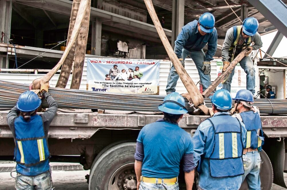 Por sectores. Entre las actividades que más empleos abrieron están industrias, la construcción y la transformación (ARCHIVO. EL UNIVERSAL)