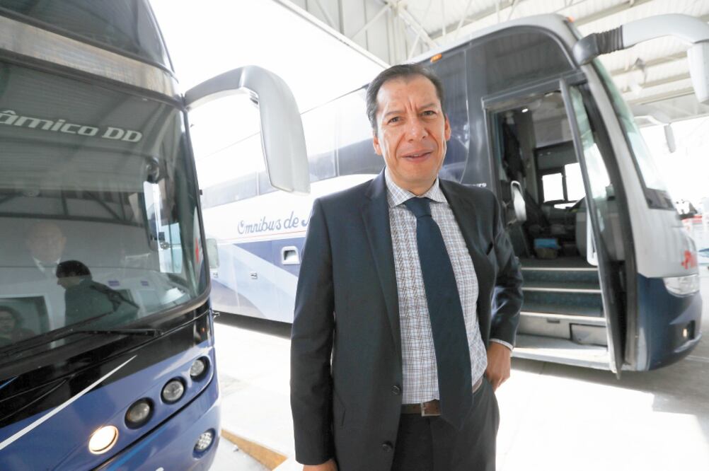Odilón López Nava, presidente de la Canapat, acusa que la Comisión de Derechos Humanos del Estado de México no ha intervenido en el tema pese a que los estudiantes retienen a los conductores de los autobuses. Foto: JORGE ALVARADO. EL UNIVERSAL