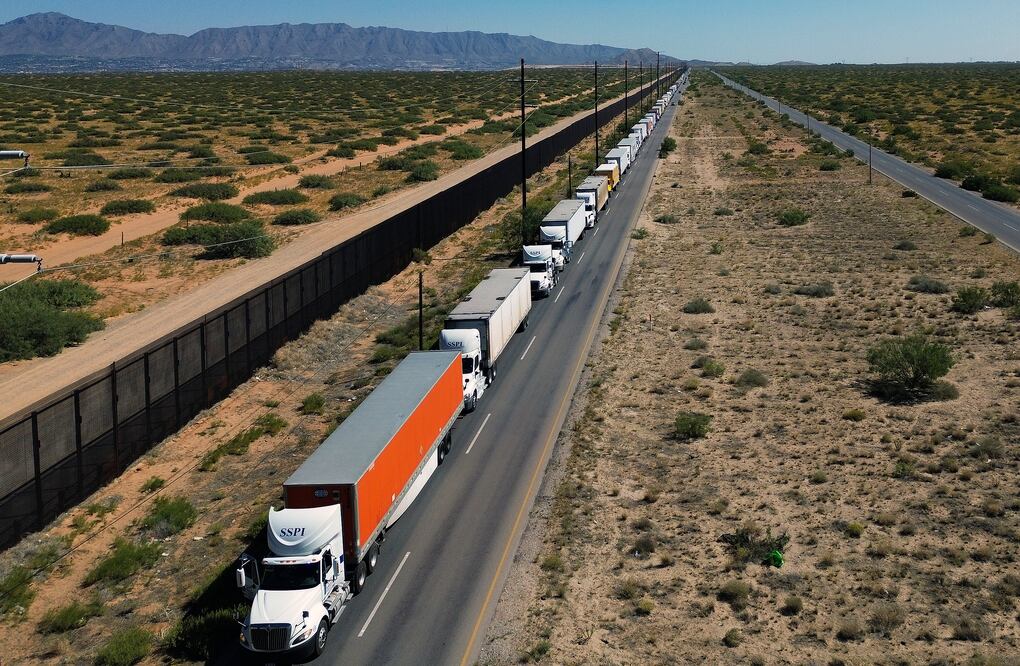 Fotografía aérea de transportistas que hacen fila para ser inspeccionados, en el cruce internacional Santa Teresa, en Ciudad Juárez, Chihuahua (México). Foto: EFE/Luis Torres
