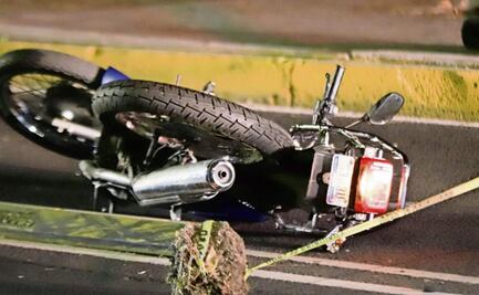 Auto invade carril y embiste de frente a motociclistas en la México-Puebla