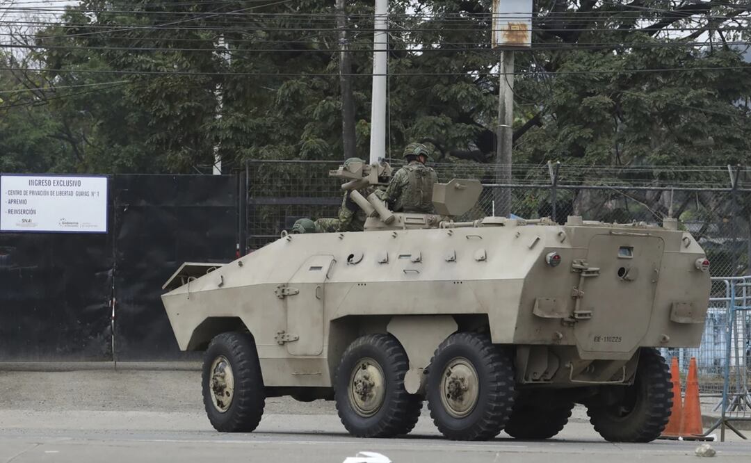 Un vehículo blindado de las fuerzas armadas conduce frente a la Penitenciaria del Litoral donde se desató un motín que hasta el momento ha dejado 6 presos muertos. Foto: AP