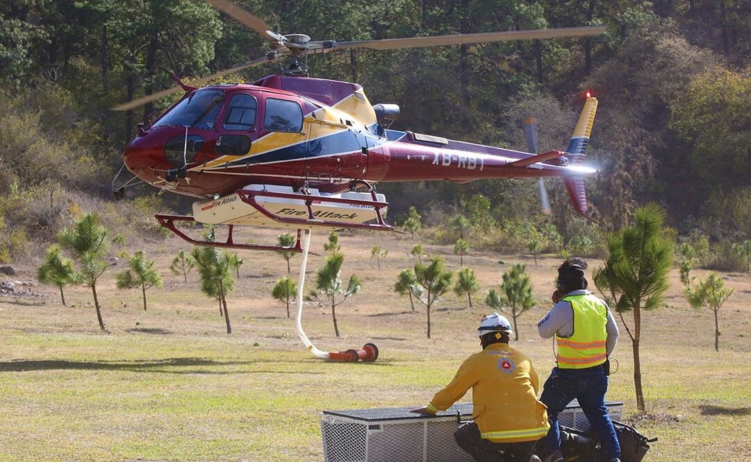 En el ataque aéreo del incendio se emplearon una aeronave del gobierno de Coahuila y otro aparato que fue rentado por el gobierno de Nuevo León. Foto: Twitter @PC_NuevoLeon