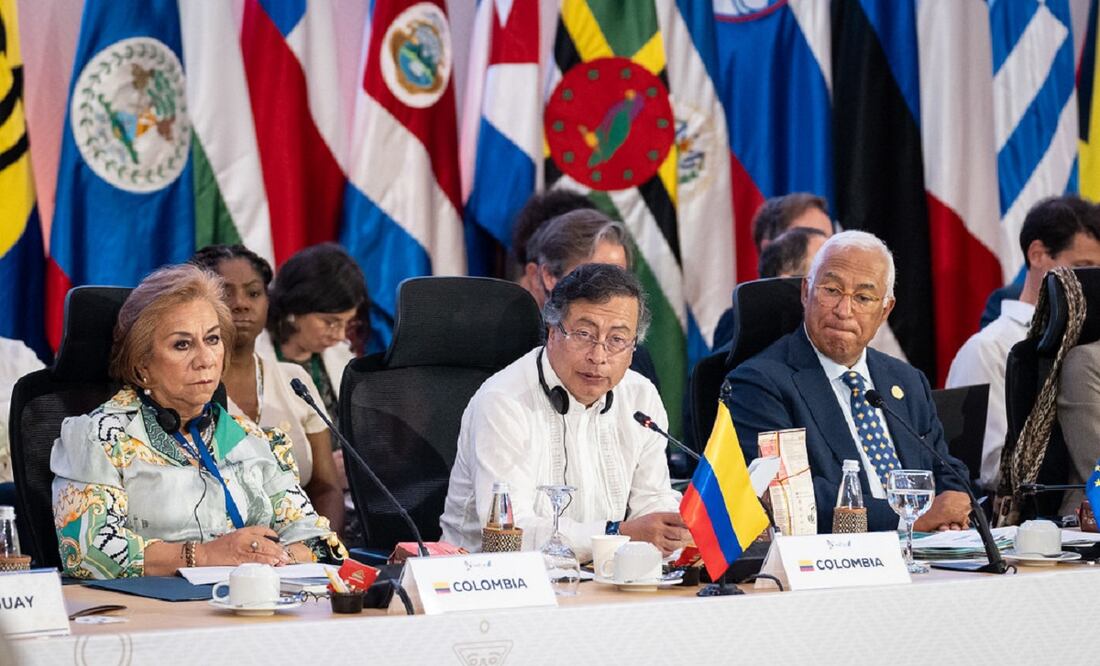 El presidente de Colombia Gustavo Petro (centro), hablando en la IV Cumbre CELAC-UE este domingo, en Santa Marta, Colombia. FOTO: EFE