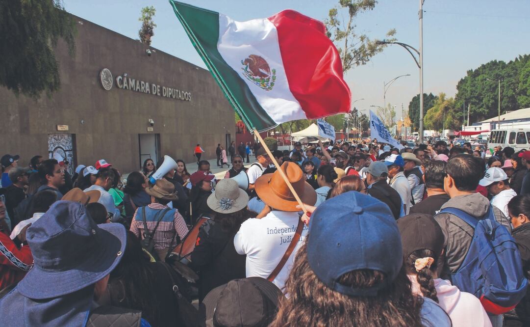 Trabajadores del Poder Judicial prostestaron en San Lázaro. Foto: de FRANCISCO RODRÍGUEZ. EL UNIVERSAL