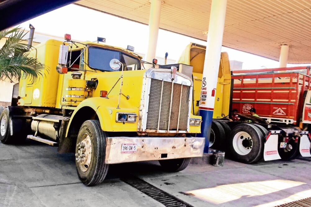 Un transportista mexicano llena el tanque de su tráiler de 400 galones, unos mil 520 litros de diesel, por 2 mil 280 pesos. En México tendría que pagar 2 mil 580 pesos (FREDY MARTÍN. EL UNIVERSAL)