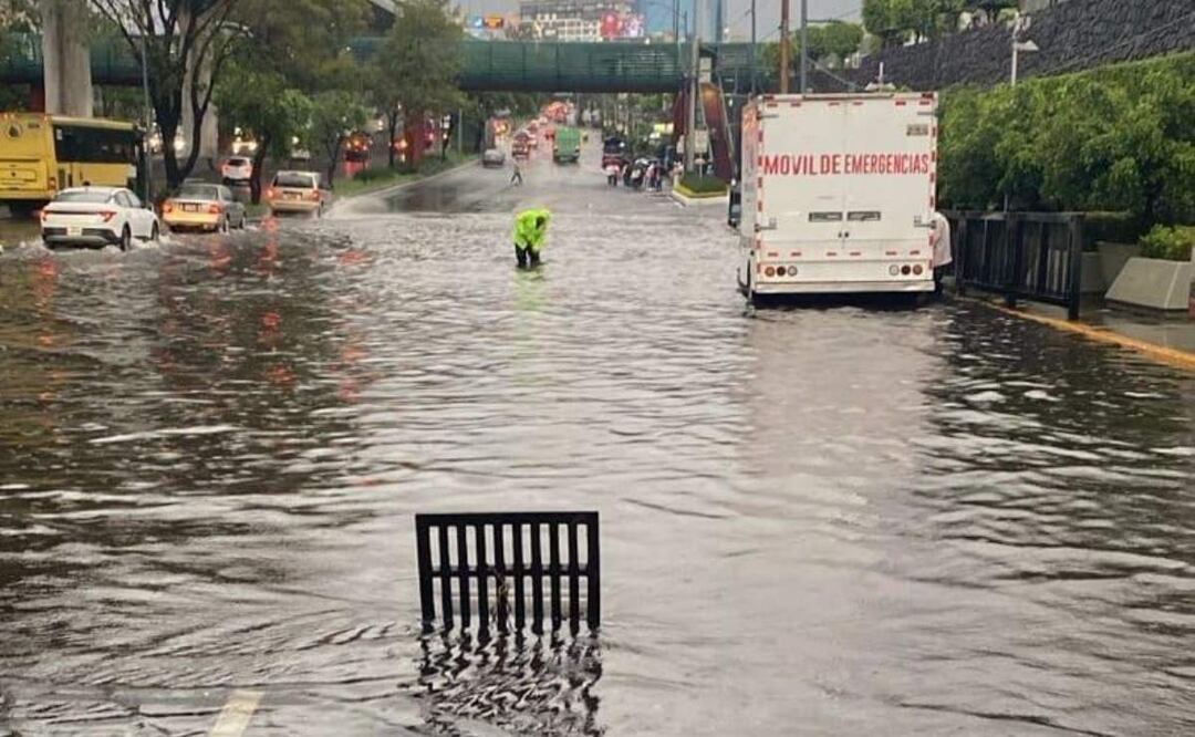 Servicios de emergencia trabajan en la zona de Insurgentes Cuicuilco y Periférico Sur para desalojar el agua acumulada tras las lluvias (28/06/2025). Foto: Especial