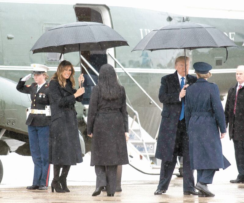 El presidente Donald Trump y su esposa Melania, al partir ayer desde Maryland hacia Londres, donde hoy arranca la cumbre de la Organización del Tratado del Atlántico Norte (OTAN). Foto/KEVIN WOLF. AP