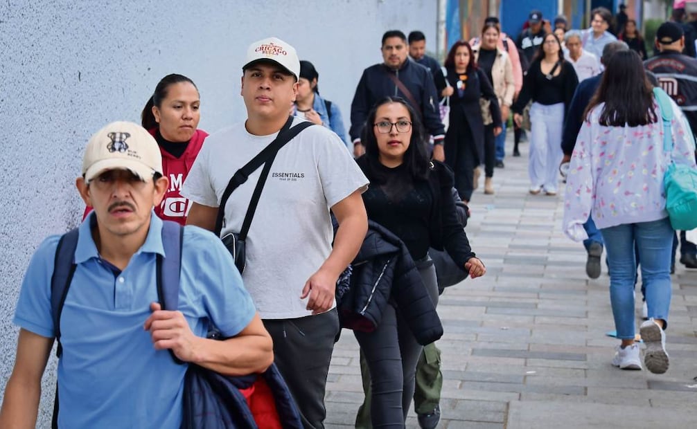 Al tratarse de una estación la que estará cerrada, no hay servicio de RTP y la gente debe caminar sobre Calzada de Tlalpan. Foto: Luis Camacho / EL UNIVERSAL