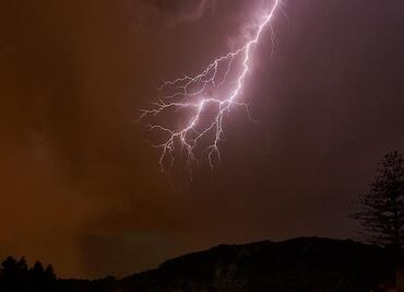 Alertan por actividad eléctrica en 6 alcaldías de la CDMX; recomiendan suspender actividades al aire libre