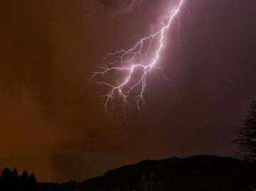 Alertan por actividad eléctrica en 6 alcaldías de la CDMX; recomiendan suspender actividades al aire libre