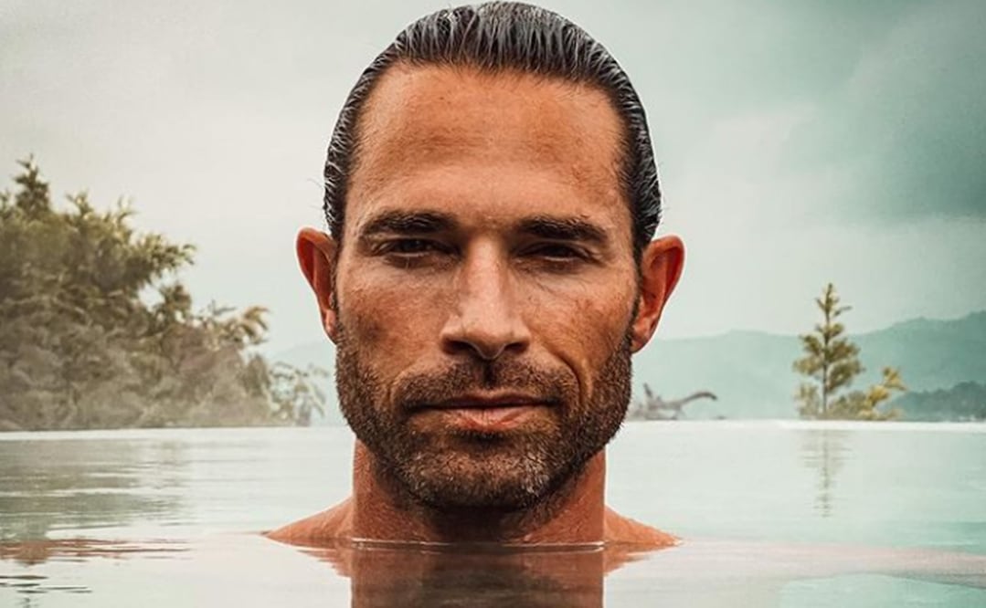 Sebastián Rulli le entra a la hieloterapia y casi sale mal