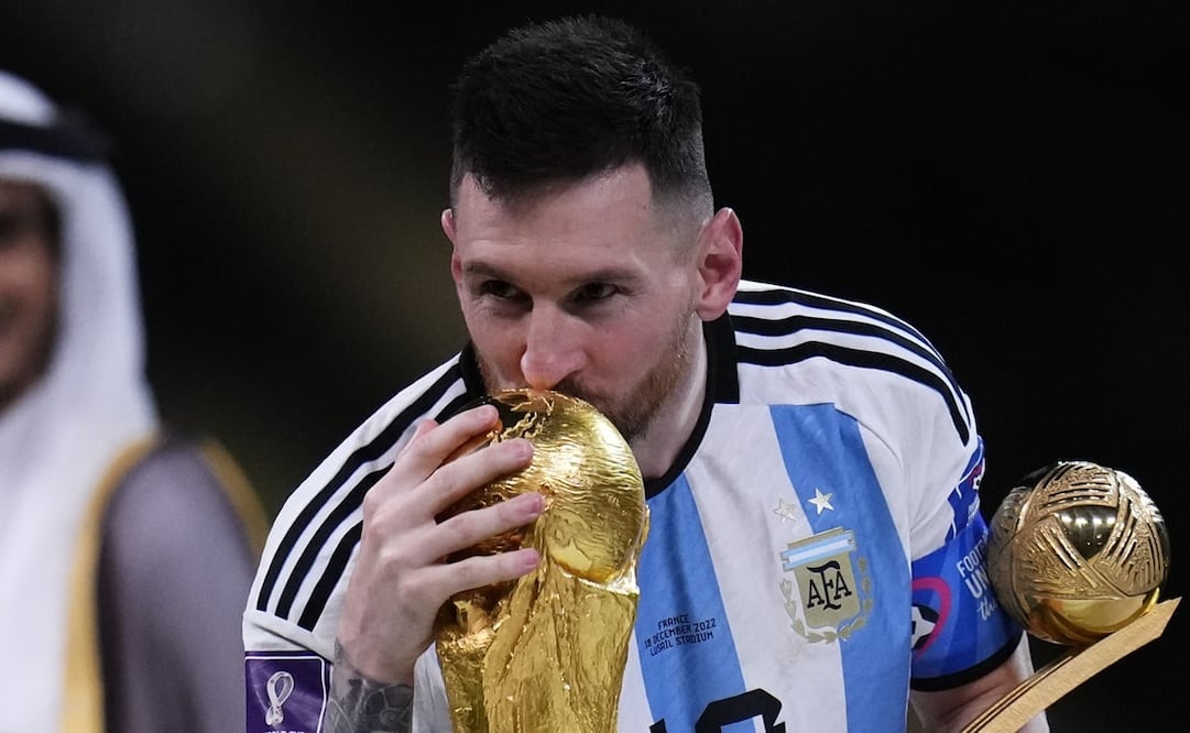 Messi besando la Copa del Mundo / FOTO: AP