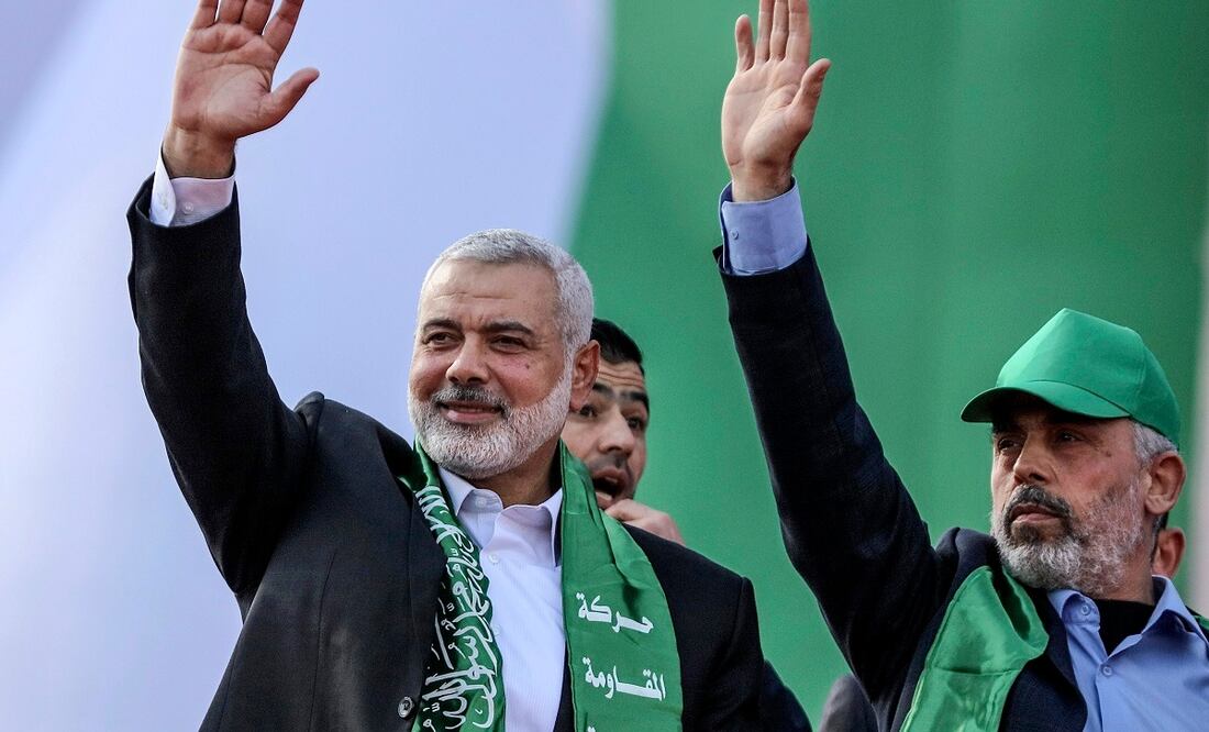 Ismail Haniyeh (izq.) conYahya Al Sinwar, en un mitin de Hamas en Ciudad de Gaza, en 2017.FOTO: EFE