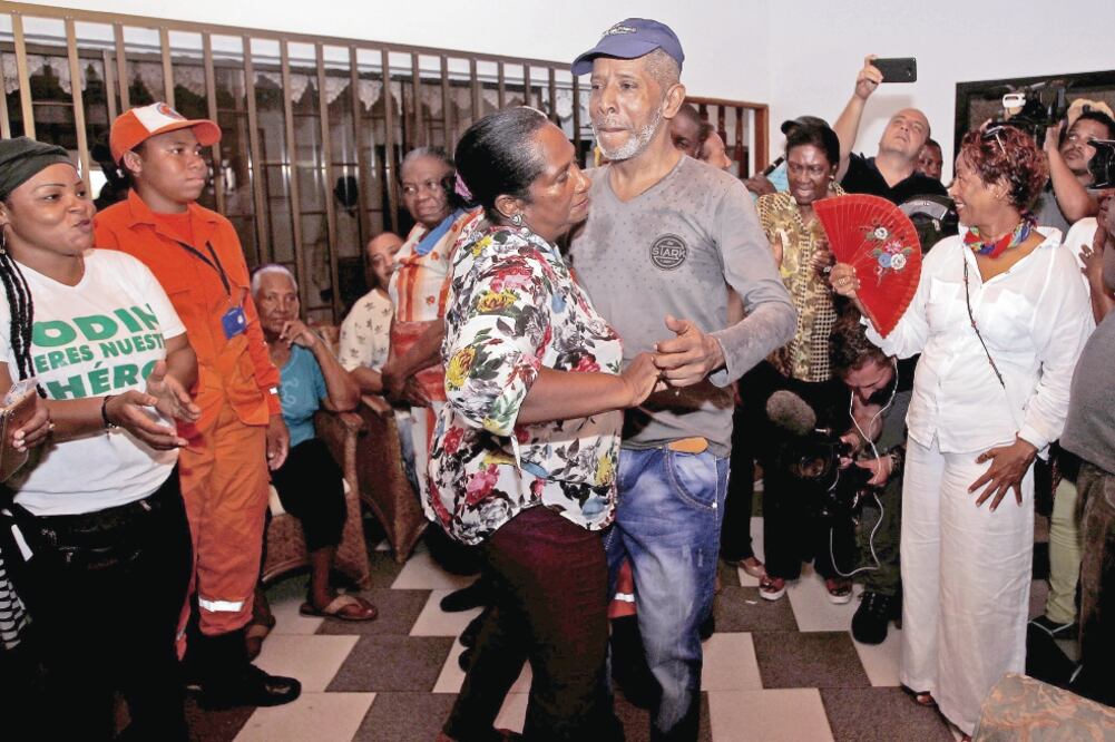 El ex congresista colombiano Odín Sánchez fue recibido ayer por familiares y amigos en su casa, en Quibdo, tras ser liberado por el ELN (FREDY BUILES. REUTERS)