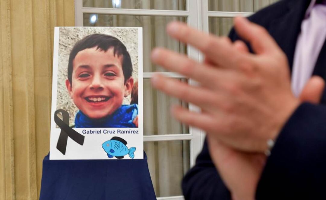Retrato del niño Gabriel Cruz colocado en el patio de la diputacion de Almería, donde hoy se ha convocado un pleno extraordinario para declarar tres días de luto por su muerte. EFE/Carlos Barba