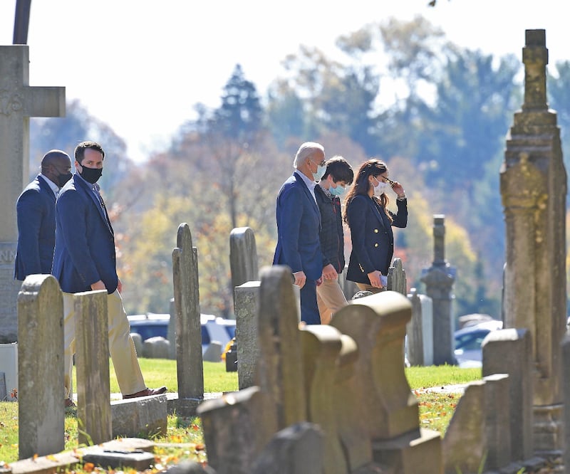El presidente electo de Estados Unidos, Joe Biden, mantuvo su rutina del domingo al acudir a misa en una iglesia cerca de su casa en Wilmington, Delaware, y luego se dirigió a un cementerio cercano donde se encuentra enterrado su hijo Beau. ANGELA WEISS.