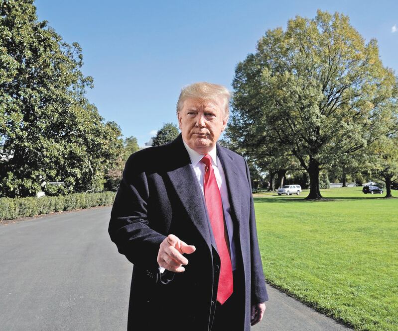 Declaraciones. El presidente Donald Trump regresó ayer a la Casa Blanca. Foto/YURI GRIPAS. REUTERS
