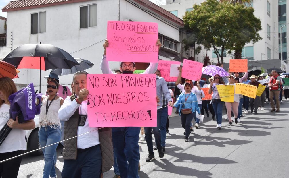 Trabajadores marcharon desde las oficinas que se encuentran en San Pedro García para llegar a la sede del edificio en el centro de Monterrey. Emilio Vasquez / EL UNIVERSAL