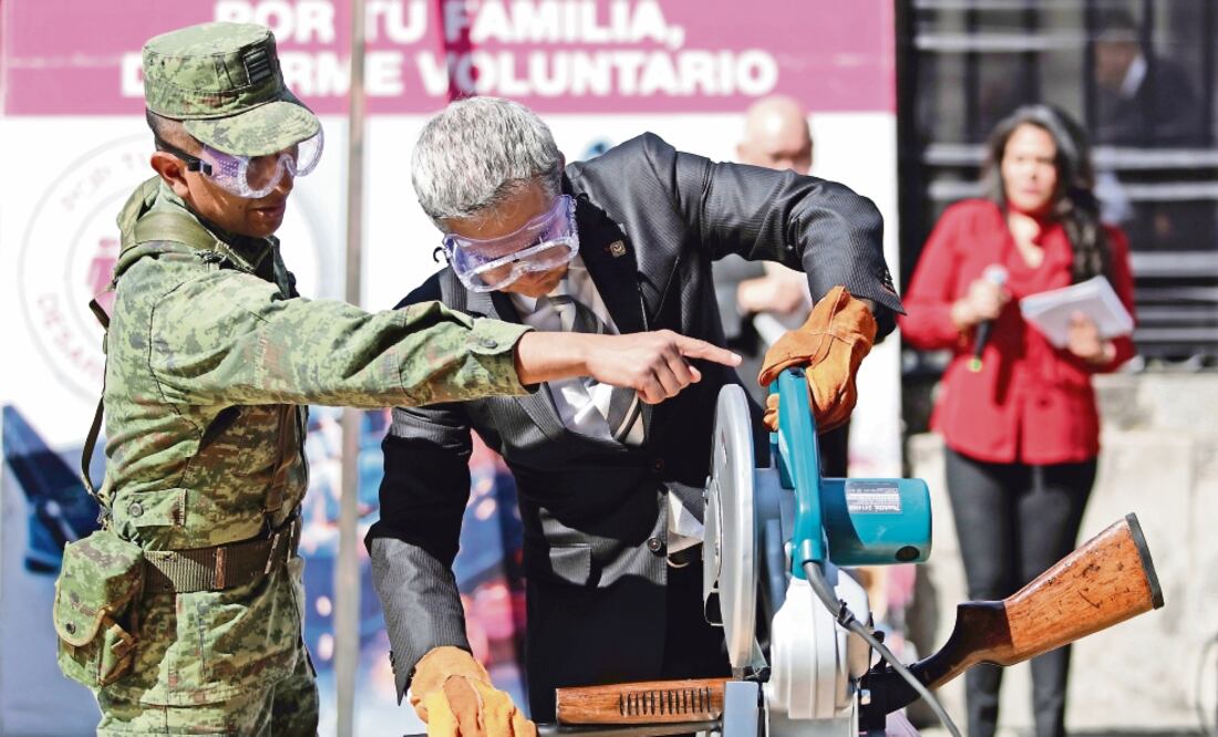 Ayer, el jefe de Gobierno, Miguel Ángel Mancera, encabezó la destrucción de armas en la plancha del Zócalo capitalino (IVAN STEPHENS. EL UNIVERSAL)