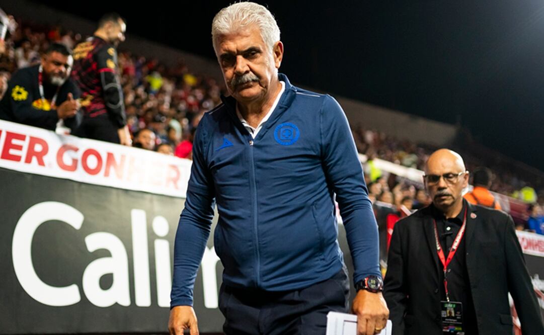 Ricardo Ferretti "Tuca", Director Técnico, durante el partido de la jornada 3 del torneo Apertura 2023 de la Liga BBVA MX, entre los Xolos de Tijuana y la Máquina Celeste del Cruz Azul, celebrado en el estadio Caliente. Foto: Imago7/ Alejandro Gutiérrez Mora