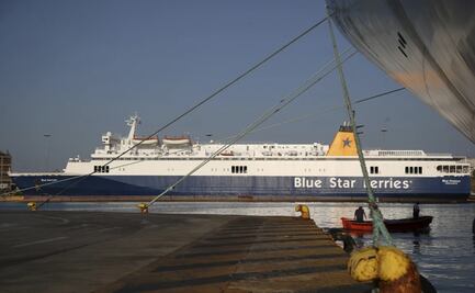 Renuncia ministro de Transporte de Grecia tras muerte de pasajero empujado de ferry