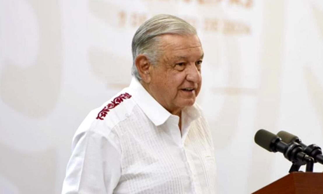 El presidente Andrés Manuel López Obrador aseguró que está por verse si fueron estudiantes de la Normal de Ayotzinapa quienes llevaron a cabo la irrupción violenta ayer en donde derrumbaron una puerta de Palacio Nacional. Foto: especial